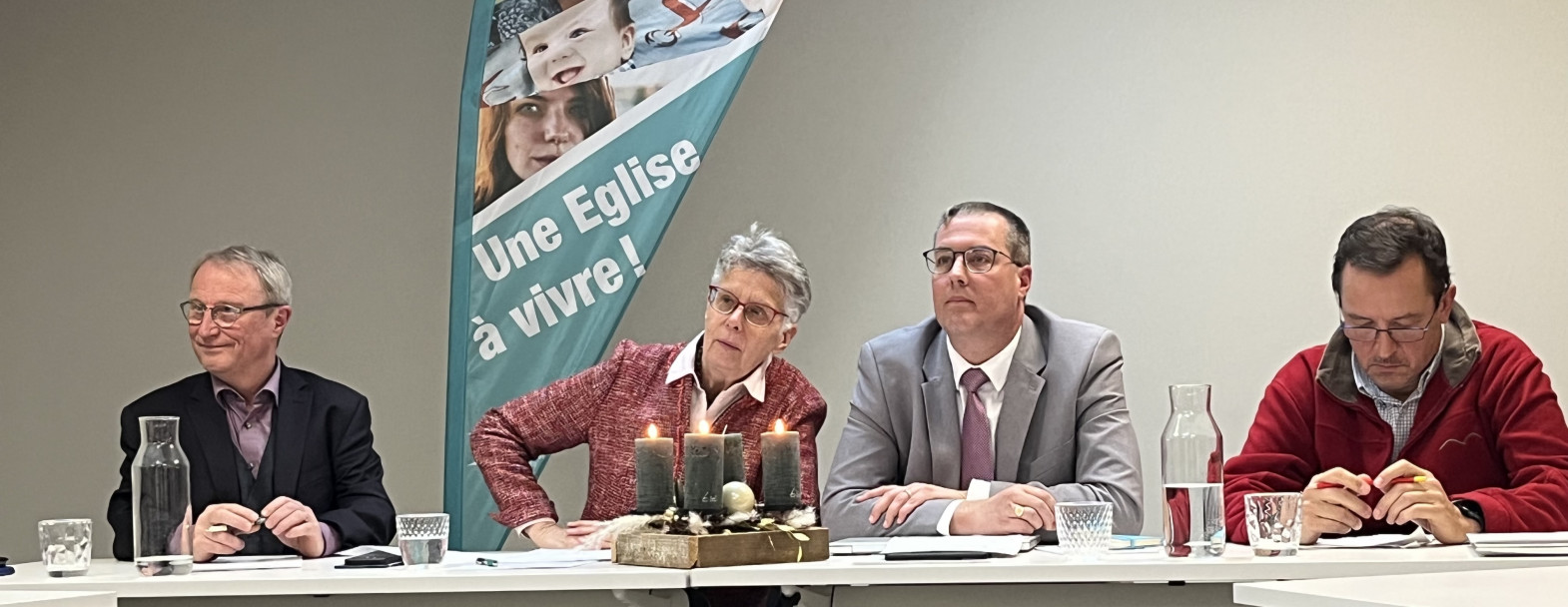 Jean-Baptiste Lipp, Marie-Claude Ischer, Vincent Guyaz, Emmanuel Jeger, Conseillers synodaux de l'EERV, en conférence de presse ce vendredi 16 novembre. Jean-Baptiste Lipp, Marie-Claude Ischer, Vincent Guyaz, Emmanuel Jeger, Conseillers synodaux de l'EERV, en conférence de presse ce vendredi 16 novembre.