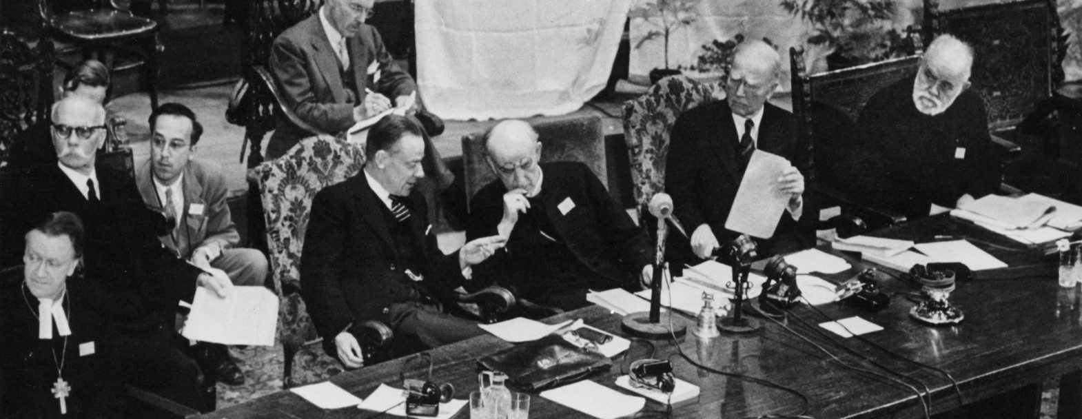 Assemblée constitutive d'Amsterdam, 1948. De gauche à droite : Willem Adolf Visser't Hooft (Hollande), Geoffrey Fisher, Archevêque de Canterbury (Grande-Bretagne), John Mott (USA) et l'Archevêque de l'Eglise orthodoxe de Grèce Germanos Strenopoulos © World Council of Churches (COE) Assemblée constitutive d'Amsterdam, 1948. De gauche à droite : Willem Adolf Visser't Hooft (Hollande), Geoffrey Fisher, Archevêque de Canterbury (Grande-Bretagne), John Mott (USA) et l'Archevêque de l'Eglise orthodoxe de Grèce Germanos Strenopoulos © World Council of Churches (COE) / Assemblée constitutive d'Amsterdam, 1948. De gauche à droite : Willem Adolf Visser't Hooft (Hollande), Geoffrey Fisher, Archevêque de Canterbury (Grande-Bretagne), John Mott (USA) et l'Archevêque de l'Eglise orthodoxe de Grèce Germanos Strenopoulos © World Council of Churches (COE)