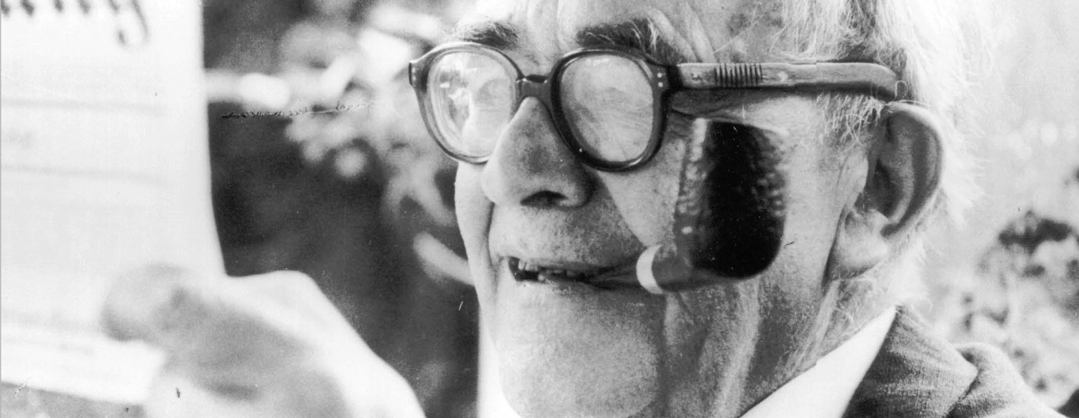 Karl Barth était passionné par l'actualité jusqu'à la fin de sa vie. Ici en train de lire le journal national du 6 juillet 1961. Karl Barth était passionné par l'actualité jusqu'à la fin de sa vie. Ici en train de lire le journal national du 6 juillet 1961. / © Archives Karl Barth