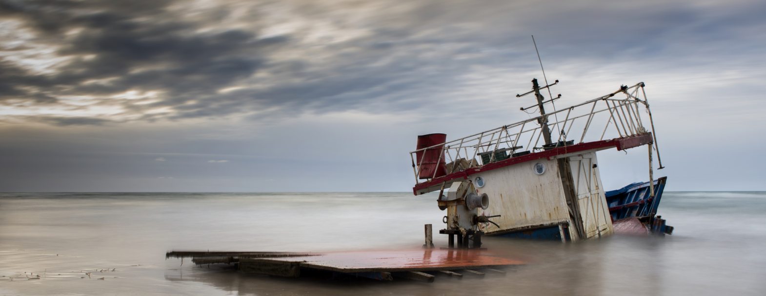 Bateau de migrants échoué après naufrage. Bateau de migrants échoué après naufrage. / IStock