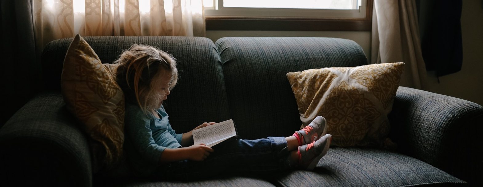 Une fillette lit la Bible Une fillette lit la Bible / StockSnap /Pixabay