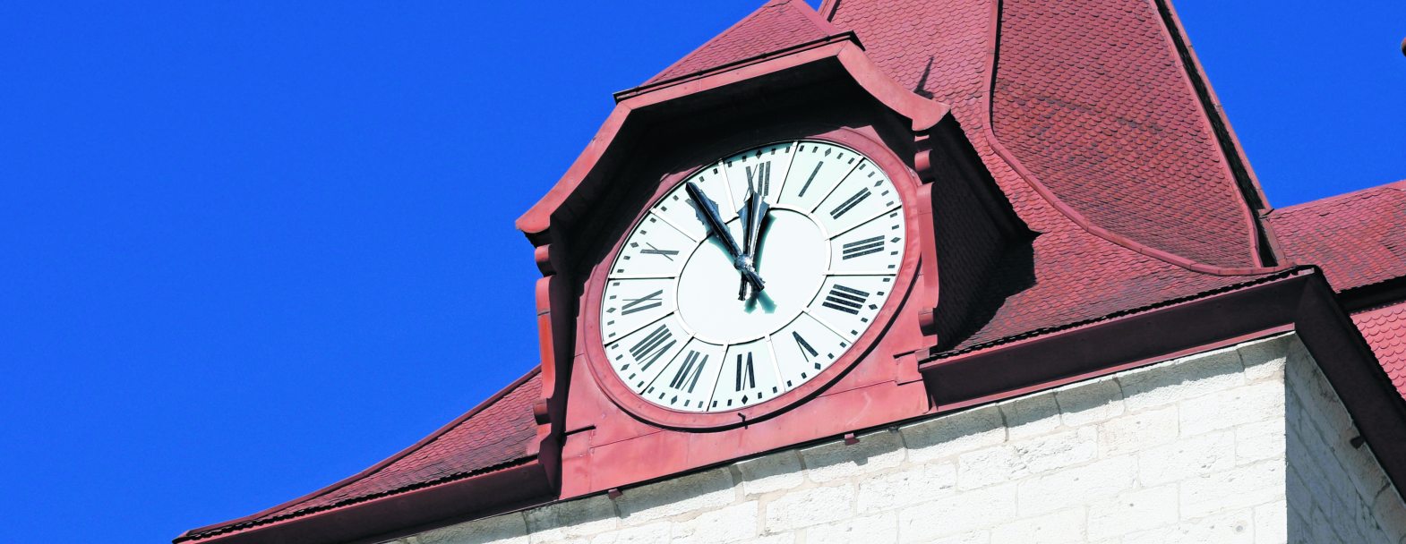 Faire sonner ses cloches ou immobiliser les aiguilles de ses horloges sur midi moins cinq, pour symboliser l’urgence climatique. Une action suivie par 212 églises au moins, de Saint-Gall à Montreux, le 28 septembre dernier à l’initiative de diverses organisations membres de l’Alliance climatique, qui réunit 80 organisations pour une politique climatique durable. www.alliance-climatique.ch Faire sonner ses cloches ou immobiliser les aiguilles de ses horloges sur midi moins cinq, pour symboliser l’urgence climatique. Une action suivie par 212 églises au moins, de Saint-Gall à Montreux, le 28 septembre dernier à l’initiative de diverses organisations membres de l’Alliance climatique, qui réunit 80 organisations pour une politique climatique durable. www.alliance-climatique.ch / © P. Bohrer