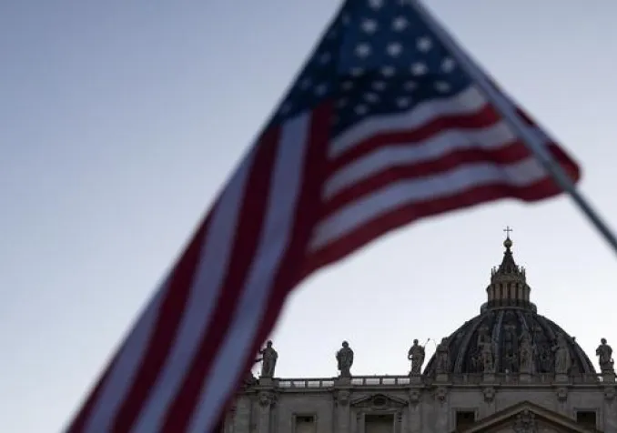 Le drapeau américain flotte au Vatican après l'élection de Léon XIV. KEYSTONE - ANGELO CARCONI