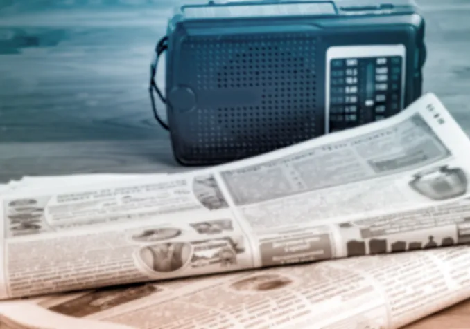 Des journaux et une radio. Image prétexte ©iStock/art159