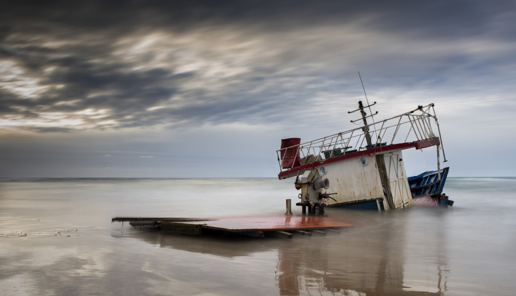 Bateau de migrants échoué après naufrage. / IStock